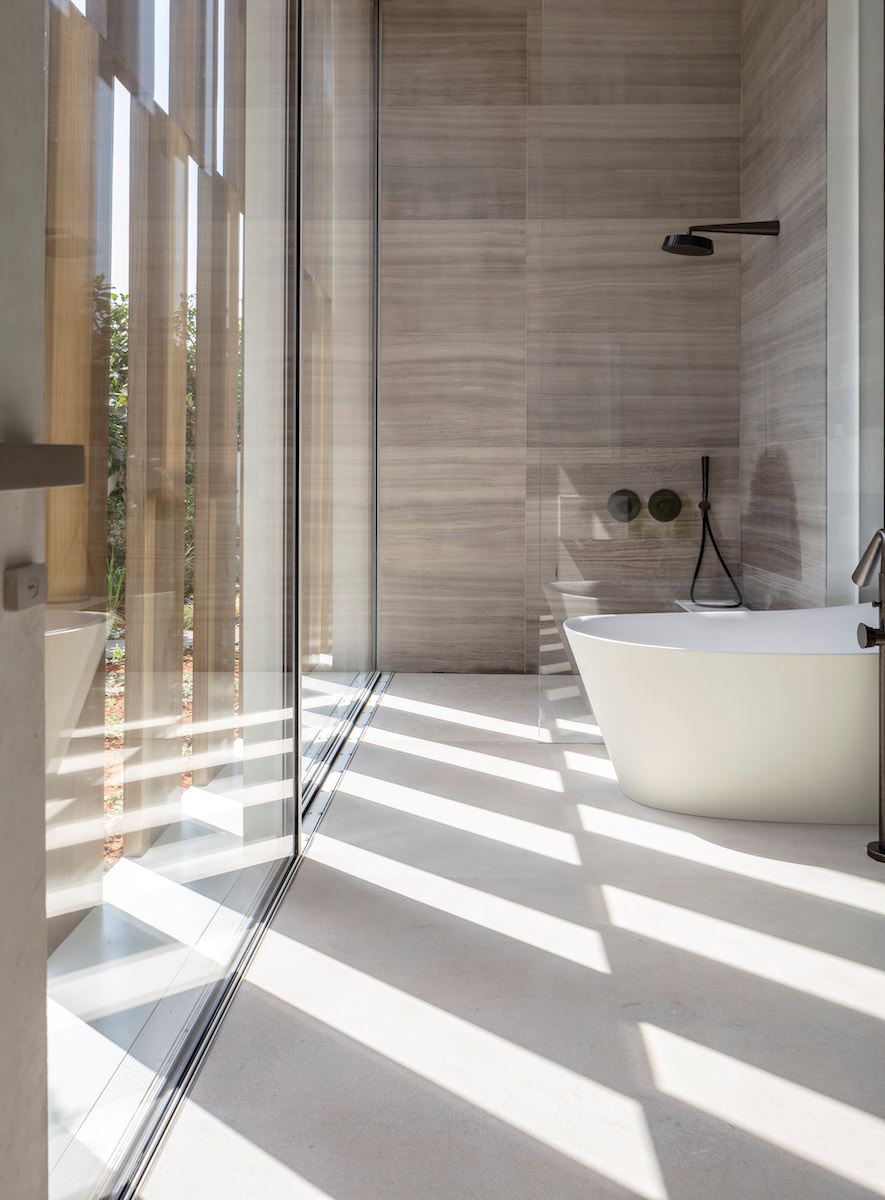 Private House תאורה על חלל חדר האמבטיה בעיצוב של דורי קמחי 